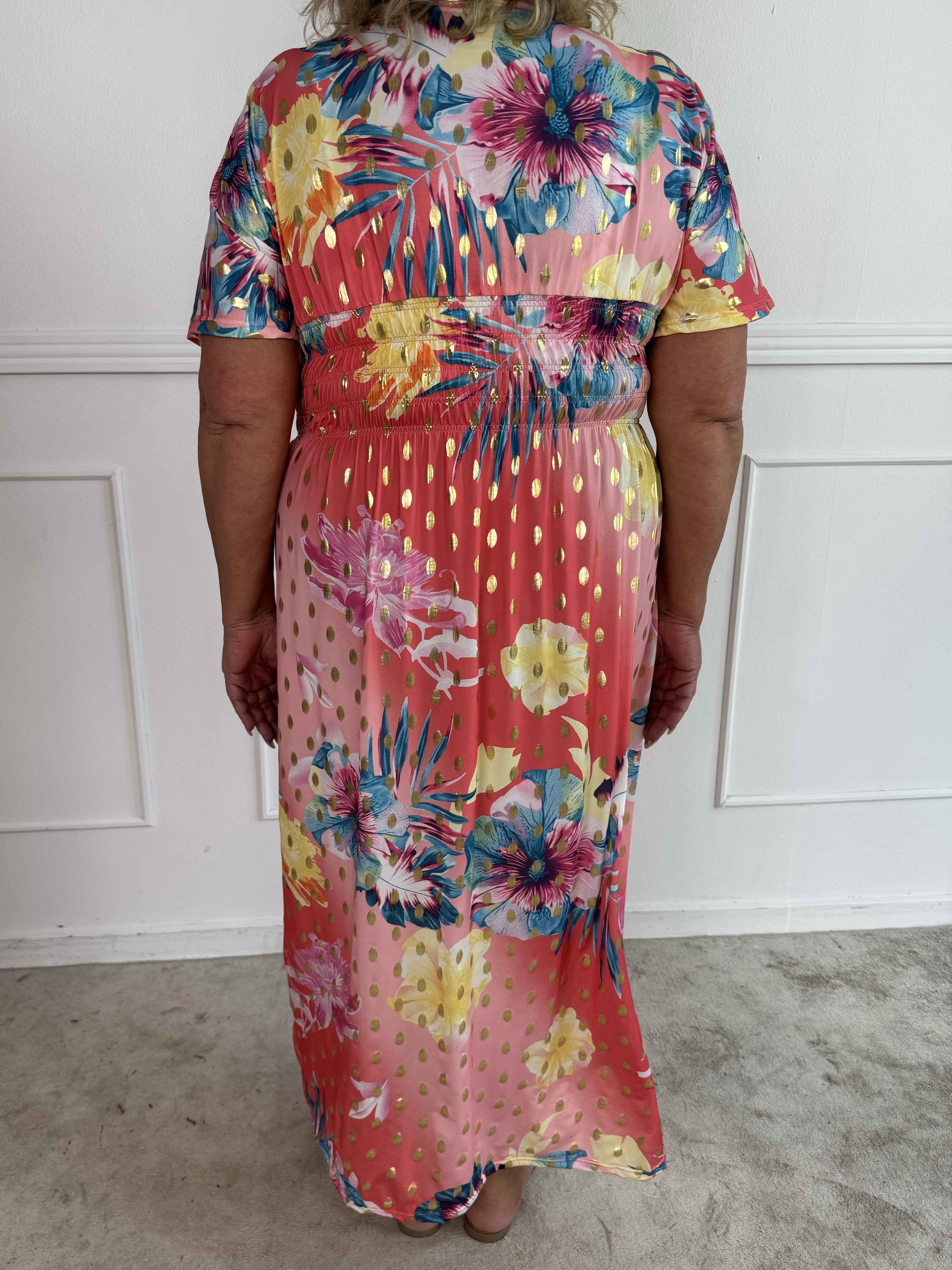 Pams Hawaii - Lang plus size kjole i elastisk stof med blomsterprint